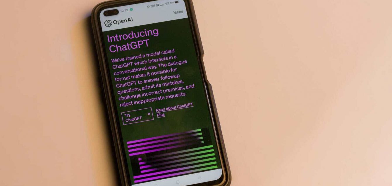 smartphone-screen-showing-chatgpt-introduction-by-openai